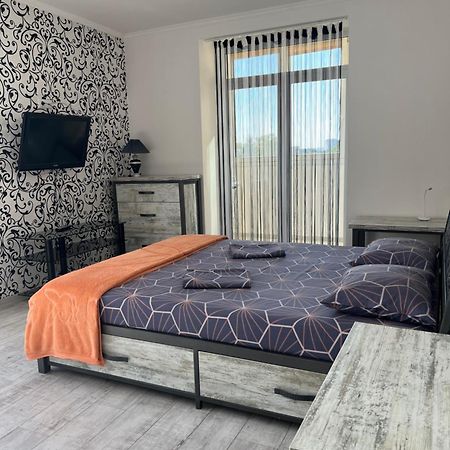 Home In Center With Jacuzzi Ivano-Frankivsk Ngoại thất bức ảnh