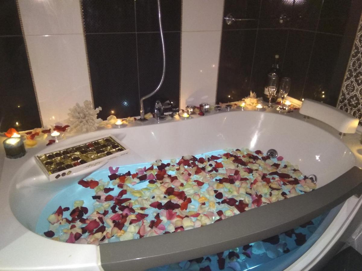 Home In Center With Jacuzzi Ivano-Frankivsk Ngoại thất bức ảnh