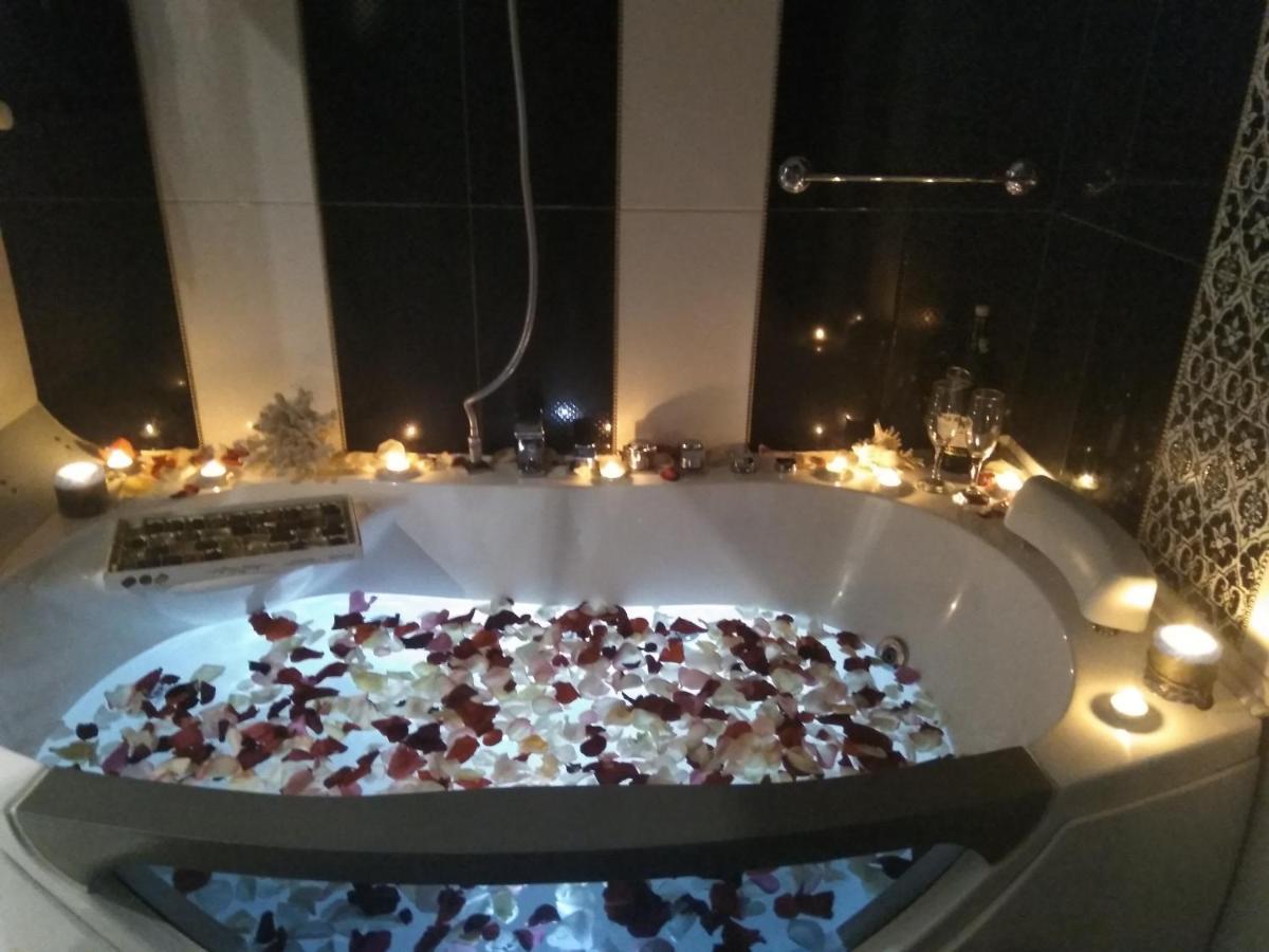 Home In Center With Jacuzzi Ivano-Frankivsk Ngoại thất bức ảnh