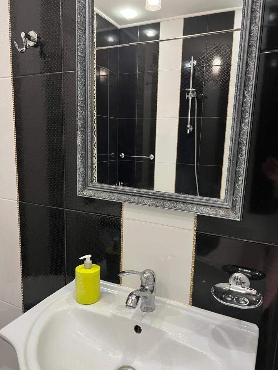 Home In Center With Jacuzzi Ivano-Frankivsk Ngoại thất bức ảnh