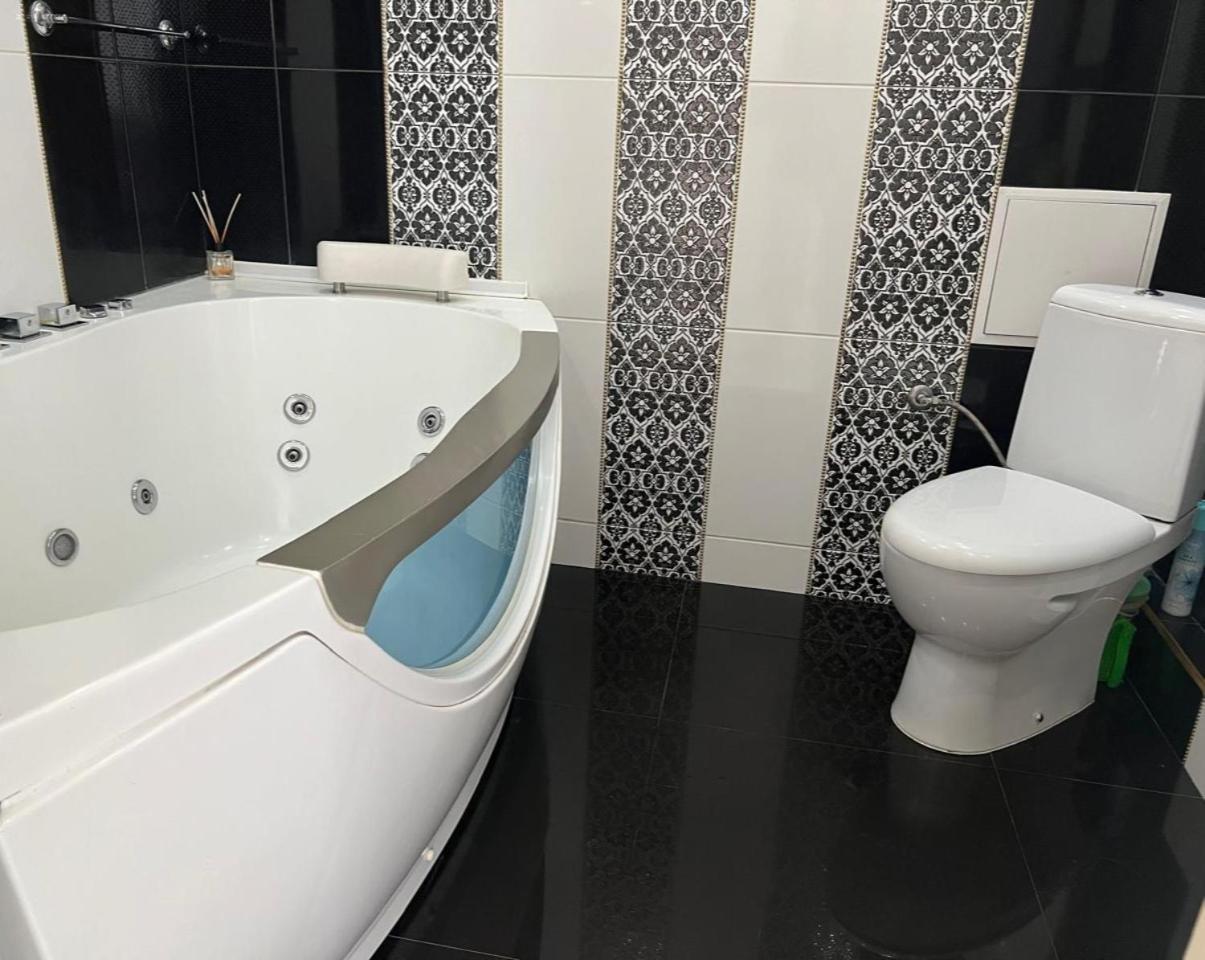 Home In Center With Jacuzzi Ivano-Frankivsk Ngoại thất bức ảnh