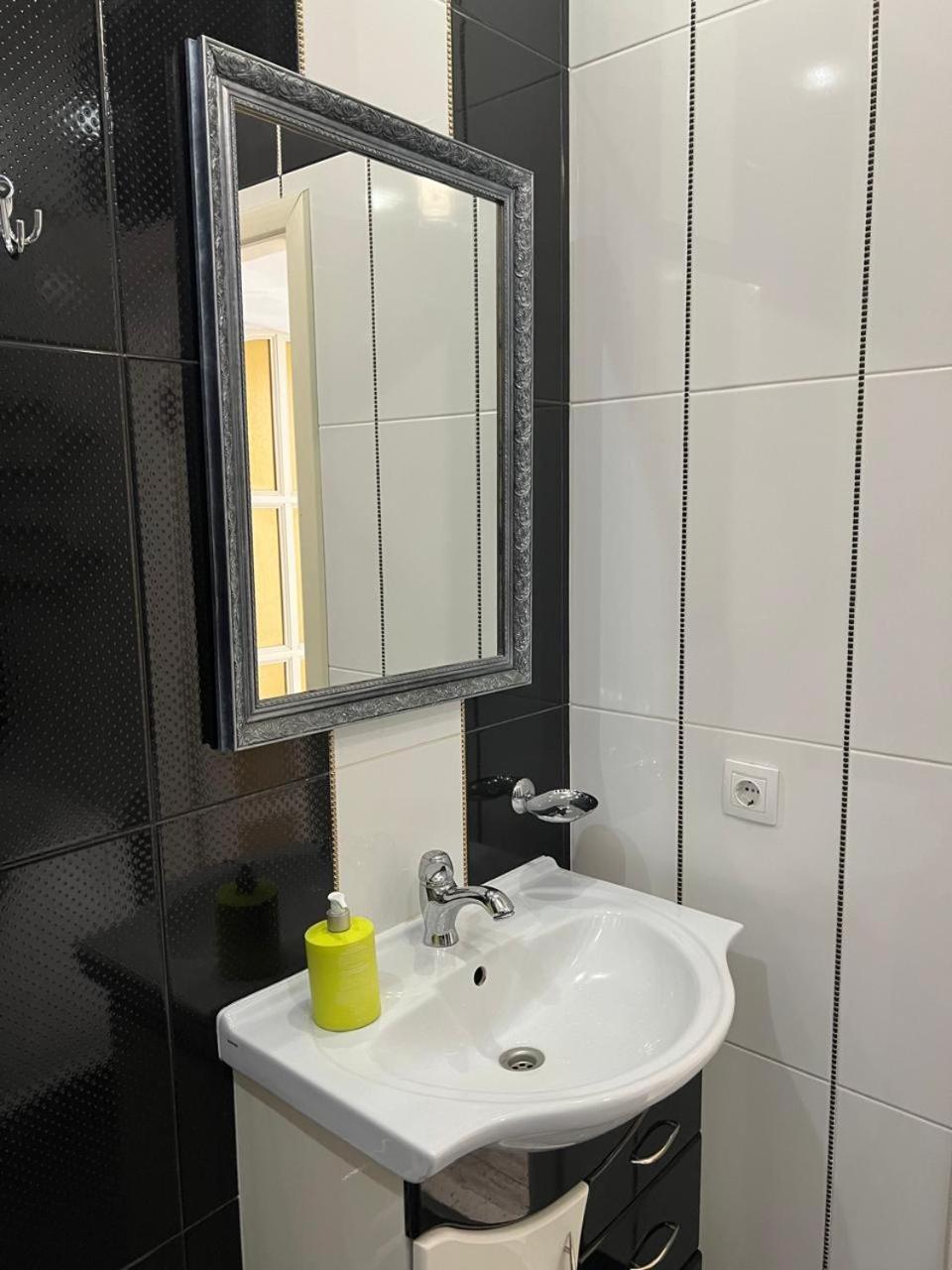 Home In Center With Jacuzzi Ivano-Frankivsk Ngoại thất bức ảnh