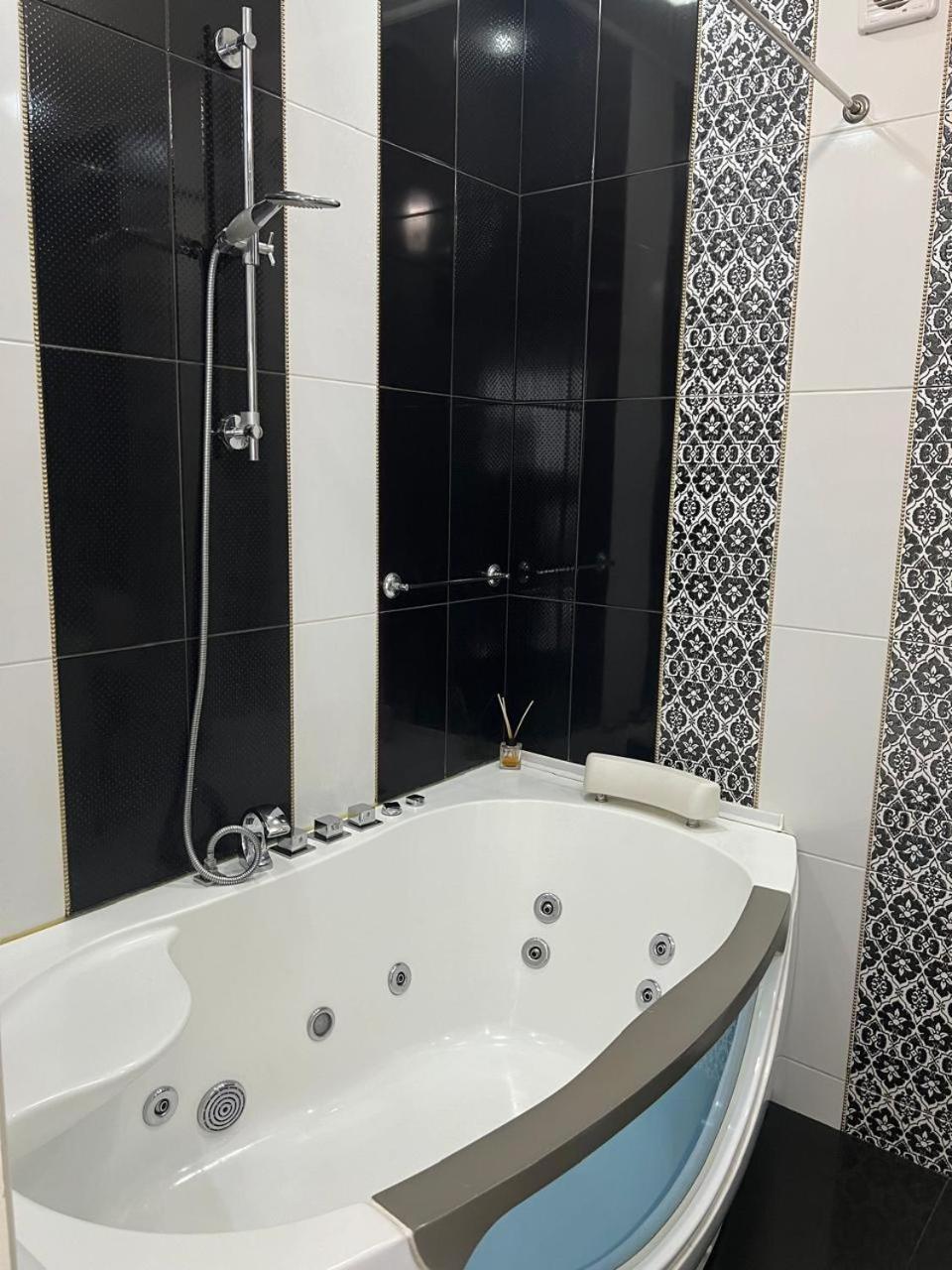 Home In Center With Jacuzzi Ivano-Frankivsk Ngoại thất bức ảnh