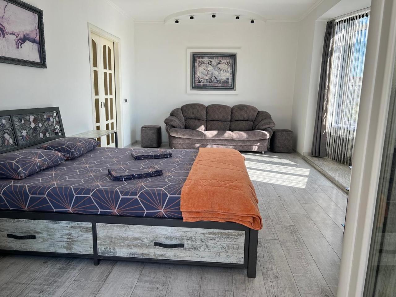 Home In Center With Jacuzzi Ivano-Frankivsk Ngoại thất bức ảnh